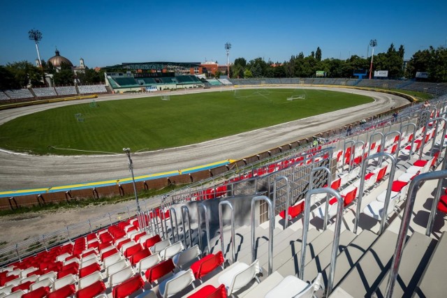 Stadion Polonii Bydgoszcz już prawie gotowy. Remont trybuny (przeciwległej do trybuny głównej), parkingu żużlowego i całego zaplecza zmierza ku finałowi. Już widać efekty wielomiesięcznych prac.

Mamy najnowsze zdjęcia ze Sportowej 2. Nowa, biało-czerwona trybuna prezentuje się okazale. Widok na tor jest nieporównywalnie lepszy, z każdego jej miejsca. 

- Będzie tu 2499 miejsc siedzących, w sumie cały stadion pomieści około 11 tysięcy kibiców - opowiadał prezes Polonii, Jerzy Kanclerz. - Będą tu nowe punkty gastronomiczne, porządne zaplecze sanitarne, udogodnienia dla osób niepełnosprawnych. 

Jest również 21 nowych boksów dla zawodników, duży parking na busy, wyremontowany warsztat.

Zmienia się również budynek klubowy - wewnątrz prezes klubu przeprowadził niezbędne remonty oraz okolica stadionu (Kanclerz wraz z synem sami odmalowali m.in. kasę biletową dla kibiców przyjezdnych).

Na remont miasto przeznaczyło 23 miliony złotych. Prace prowadzi bydgoska firma EBUD. W wakacje planowane jest ukończenie wszystkich prac budowlanych i uzyskanie pozwolenia na użytkowanie.

Zobaczcie na zdjęciach, jak teraz prezentuje się stadion Polonii >>>