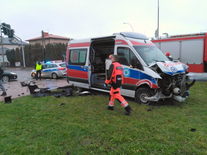 Kraśnik: Jadąca na sygnale karetka zderzyła się z fordem. Jedna osoba ranna (ZDJĘCIA)