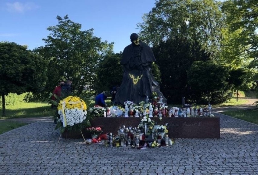 Toruń. Znieważyli pomnik papieża! Przeprosili biskupa i prezydenta. Sąd dał im szansę