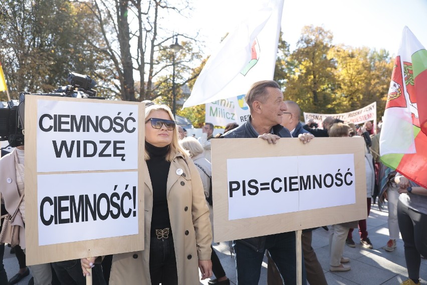 Protest samorządowców przeciwko podwyżkom cen energii. "Zostanie nam tylko ciemność" 