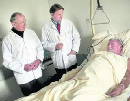 Tuż po operacji (od lewej) &amp;#8211; prof. M. Menge, dr K. Kossowski i szczęśliwy Andrzej Skowronek z Ostrowa Wlkp.  - fot. Andrzej Szozda