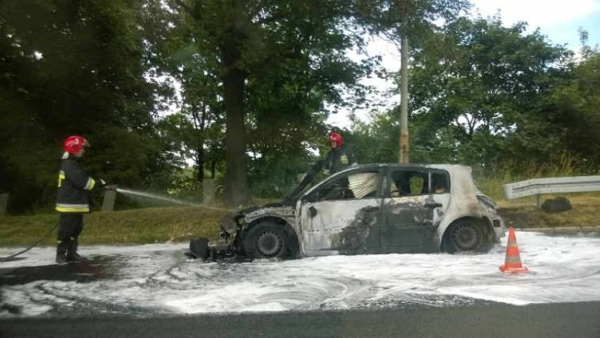 Pożar samochodu na ul. Krzywoustego - pojazd spłonął całkowicie (ZDJĘCIA)