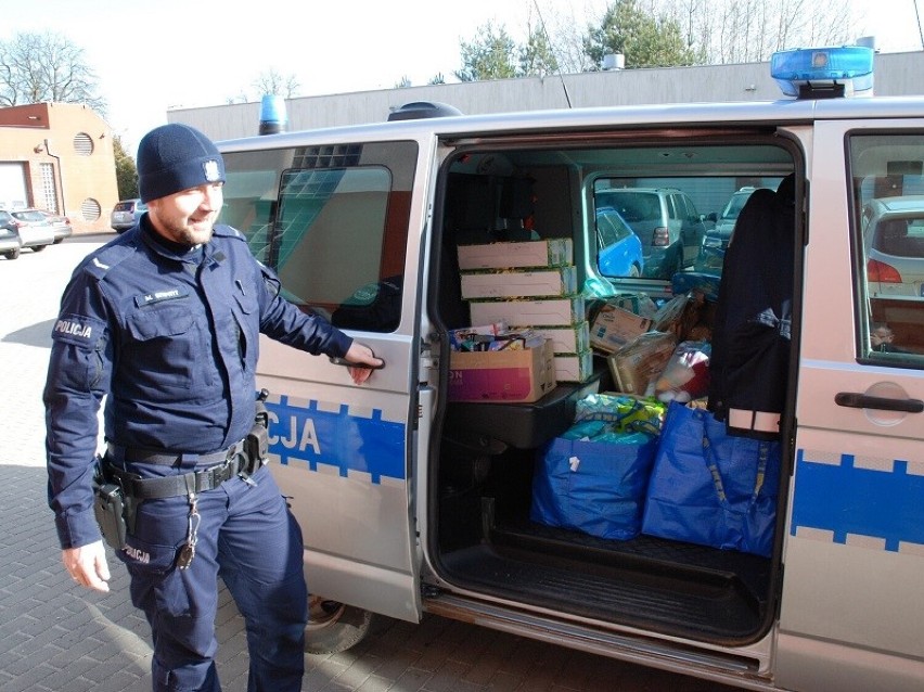 Człuchowscy policjanci także pomagają Ukrainie. Zebrali głównie środki czystości dla małych dzieci ZDJĘCIA