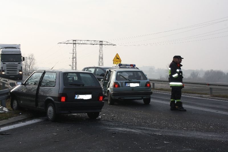 Kolejny wypadek na obwodnicy Śremu w Kawczu. Dwie osoby zostały poszkodowane