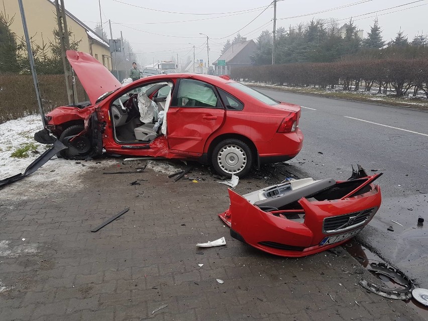 Wypadek w Tarnowie. Osobowe volvo zderzyło się z dostawczym autem kuriera [ZDJĘCIA]