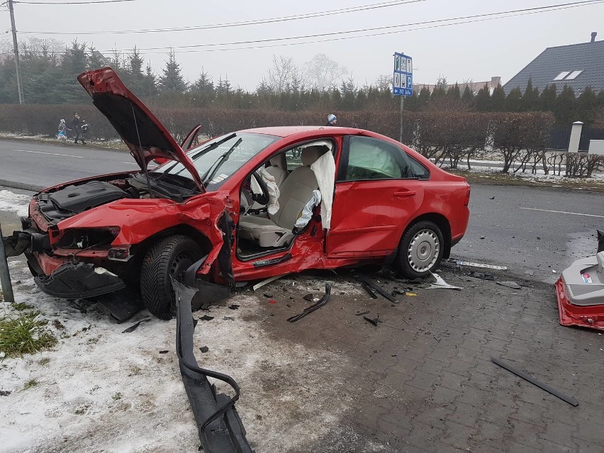 Wypadek w Tarnowie. Osobowe volvo zderzyło się z dostawczym autem kuriera [ZDJĘCIA]