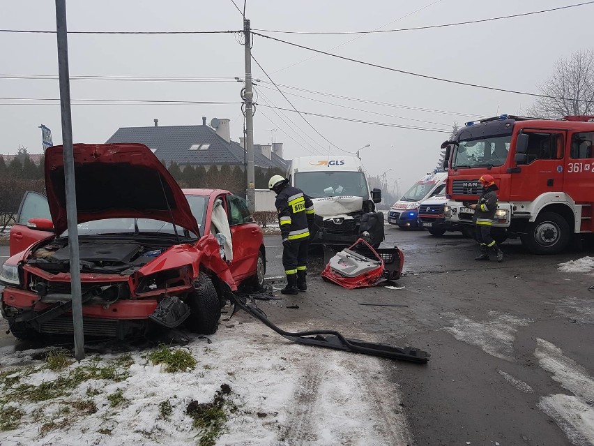 Wypadek w Tarnowie. Osobowe volvo zderzyło się z dostawczym autem kuriera [ZDJĘCIA]