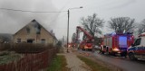 Gmina Lubrza. Aż 13-osobowa rodzina ze Staropola straciła dach nad głową. W pożarze spłonęły buciki ortopedyczne 4-letniej dziewczynki  