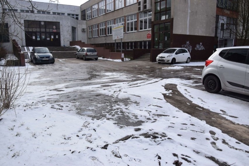 Fatalny dojazd i dojście do budynku z wieloma instytucjami przy ulicy Jeziorańskiego w Kielcach. Zobacz zdjęcia