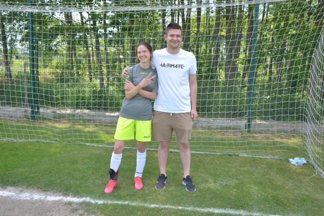 Ewelina Czubakowska i jej starszy brat Radosław. Ona gra na pozycji napastnika w UKS Mustang Wielgie, a on jest bramkarzem w GLKS Wicher Wielgie.