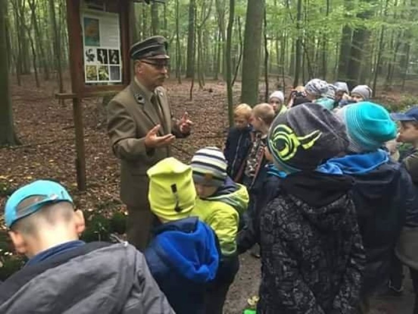 Uczniowie szkoły w Kuczkowie wybrali się na edukacyjny spacer po lesie