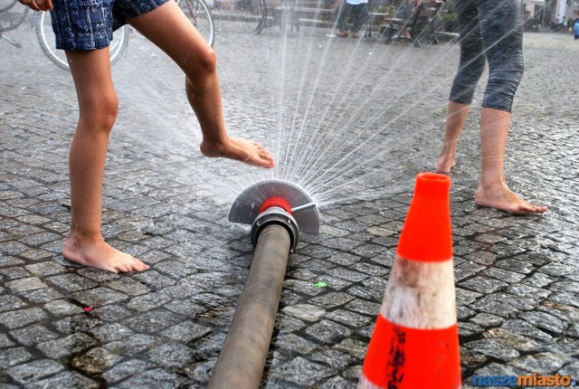 Kurtyna wodna w Lesznie funkcjonuje od 29 lipca na leszczyńskim Rynku.