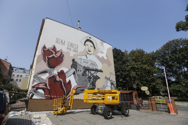 Początkiem września w Rzeszowie ma zostać odsłonięty mural poświęcony Irenie Sendlerowej. Powstaje z inicjatywy Muzeum im. Rodziny Ulmów w Markowej. 

Irena Sendlerowa to polska działaczka społeczna. Podczas niemieckiej okupacji, ryzykując własne życie, ocaliła ok. 2500 żydowskich dzieci. W czasie powstania warszawskiego była sanitariuszką. W tym roku przypadła 10. rocznica jej śmierci. 

Teraz na jej cześć, na ścianie kamienicy przy ul. Kopernika 18A w Rzeszowie, powstaje mural. Jego inicjatorem jest Muzeum Polaków Ratujących Żydów podczas II wojny światowej im. Rodziny Ulmów w Markowej.  Jak mówi dyrektor Muzeum dr Anna Stróż, „murale inspirowane życiem i działalnością tej najbardziej rozpoznawalnej polskiej Sprawiedliwej wśród Narodów Świata powstają ostatnio w całej Polsce, w związku z trwającym Rokiem Ireny Sendlerowej, uchwalonym przez Sejm RP”.

Autorem projektu graficznego jest muralista Mateusz Kołek, wykonawcą natomiast Kamil Kuzko – wykładowca krakowskiej ASP. 

Przyjęcie muralu jako formy upamiętnienia wynika z przekonania Muzeum, że o historii i jej bohaterach należy mówić wielowątkowo, stosując różnorodną formę przekazu skierowanego do jak najszerszego grona odbiorców. Przekazu, który nie ogranicza się do przestrzeni muzealnej, lecz wykracza poza nią, każdorazowo dostosowując środki wyrazu do miejsca i okoliczności - twierdzi Anna Stróż. 

Odsłonięcie muralu ma odbyć się w pierwszym tygodniu września. Podczas uroczystości obecna będzie m.in. córka Ireny Sendlerowej - Janina Zgrzembska. W programie także projekcja filmu „Historia Ireny Sendlerowej” i rozmowa z jego reżyserem Andrzejem Wolfem. 

Kamil Kuzko realizuje w Rzeszowie mural poświęcony twórczości Freda Zinnemanna
