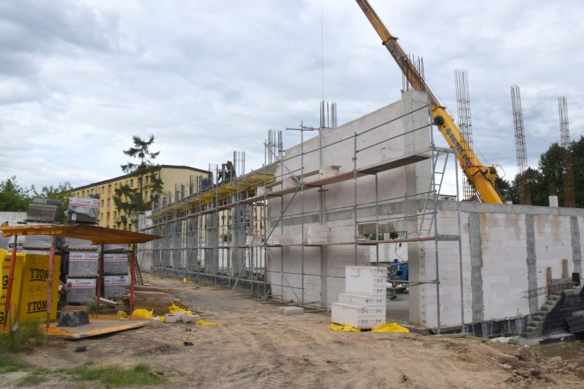 Szybko rosną mury nowej hali sportowej przy Szkole Podstawowej numer 2 w Końskich. Zobacz zdjęcia