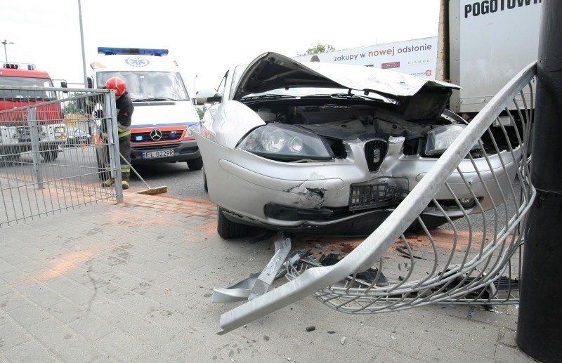 Wypadek na ul. Pabianickiej. Auto uderzyło w słup [ZDJĘCIA]