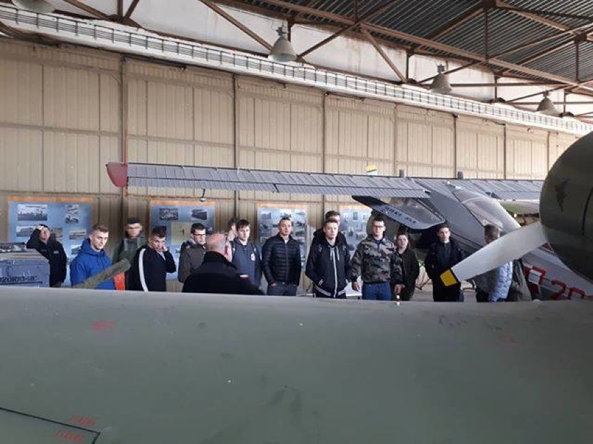 Uczniowie "mechanika" ze Zduńskiej Woli na praktykach w bazie lotniczej w Krzesinach [zdjęcia]
