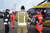 Śmigłowiec Lotniczego Pogotowia Ratunkowego lądował w Masłowie. Strażacy zabezpieczali jego lądowanie i start [ZDJĘCIA]
