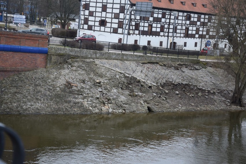 To, że ze skarpą jest coś nie tak, widać gołym okiem....