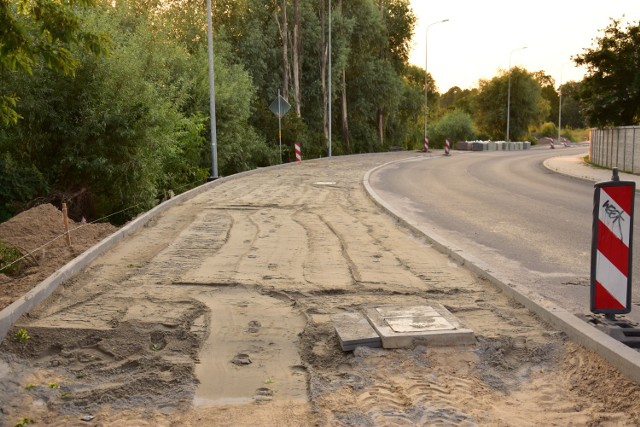 Ulica Dworcowa w Żninie: ruszyła budowa chodnika dla pieszych i rowerzystów.