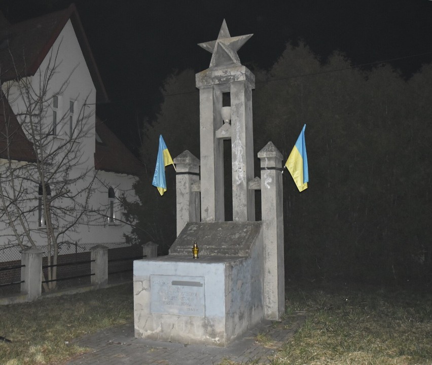 Malbork. Flagi Ukrainy na pomniku z gwiazdą przy Sikorskiego i zaklejona "Armia Czerwona" 