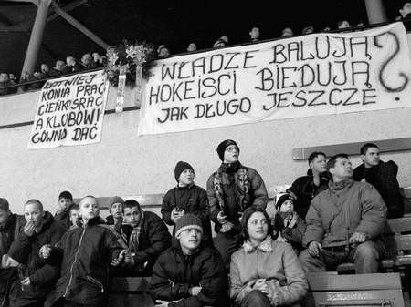 Kibice jak mogą, tak solidaryzują się z hokeistami GKS Katowice. / ARKADIUSZ ŁAWRYWIANIEC