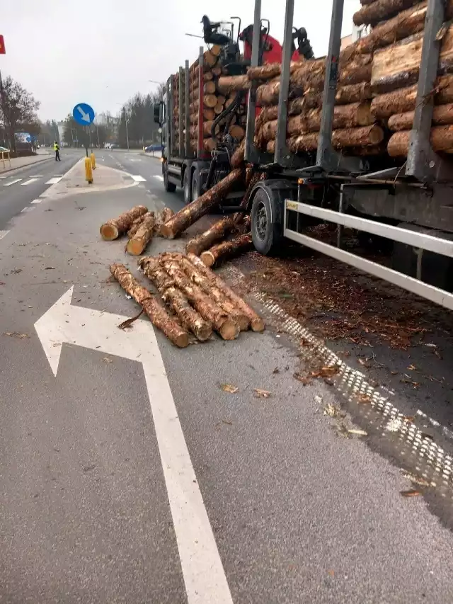 Drzewo wypadło z ciężarówki na jezdnię w Tucholi