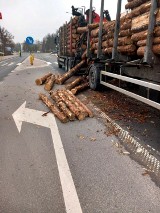 W Tucholi z przewożącej drewno ciężarówki spadł ładunek