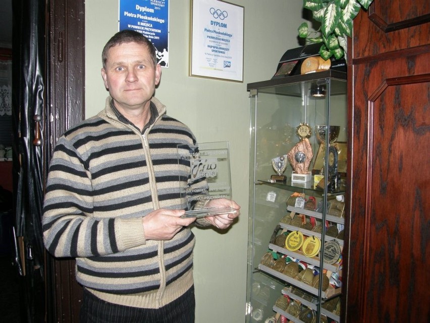 Miłośnik biegania, Piotr Płoskoński prezentuje swoje trofea
