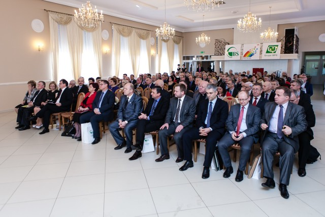 Na zdjęciu od prawej Piotr Matwiej Doradca Zarządu Związku Banków Polskich, Maciej Obrębski Członek Zarządu Banku Spółdzielczego w Poddębicach, Artur Adamczyk Wiceprezes Zarządu Banku Polskiej Spółdzielczości s. a. w Warszawie, Marcin Krajewski Zastępca Dyrektora Oddziału NBP w Łodzi, Cezary Gabryjączyk Podsekretarz Stanu w Ministerstwie Skarbu Państwa, Jarosław Klimas Wicewojewoda Łódzki