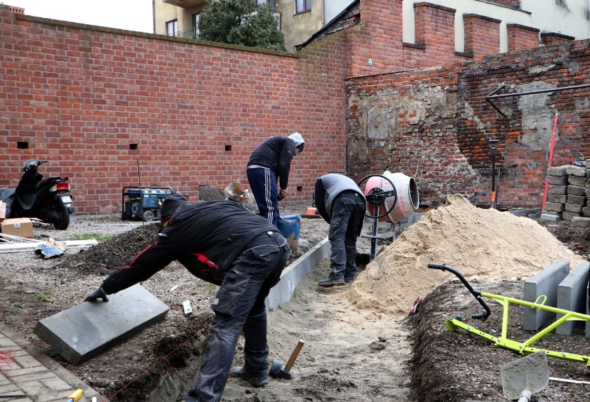 To będzie modelowa rewitalizacja podwórza w Kaliszu. Pomogą uczniowie liceum plastycznego. ZDJĘCIA