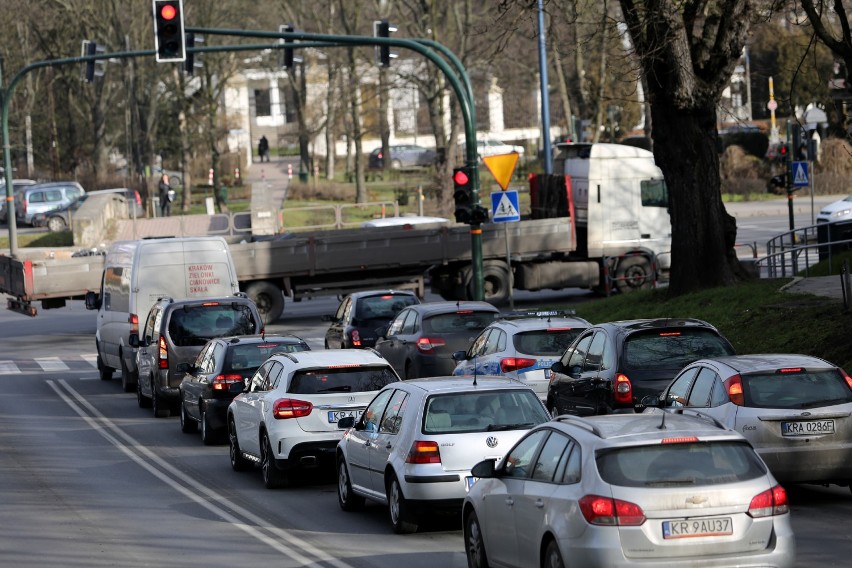 42 374 aut w ciągu doby wjeżdża do Krakowa.