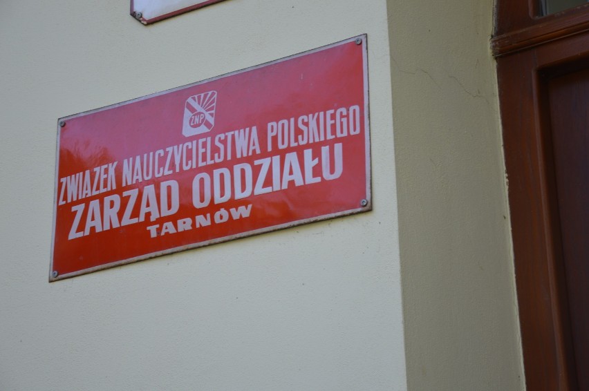 Tarnów. Siedziba Związku Nauczycielstwa Polskiego obrzucona jajkami