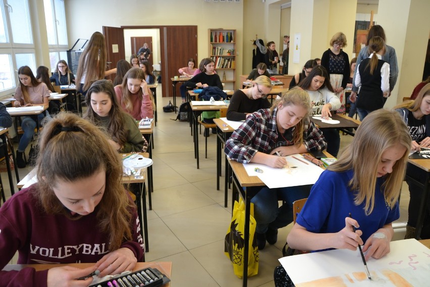 Gimnazjaliści ze szkół regionu na konkursie plastycznym w Wodzisławiu