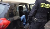 Dramatyczne sceny w Solcu Kujawskim. Kierowca chciał potrącić policjantów, powstrzymał go dopiero widok broni 