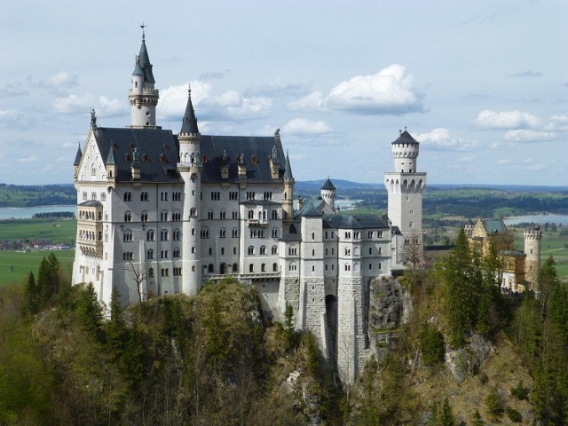 Budynek powstawał od 1869 roku jako wyidealizowany średniowieczny zamek rycerski dla króla bawarskiego Ludwika II Wittelsbacha