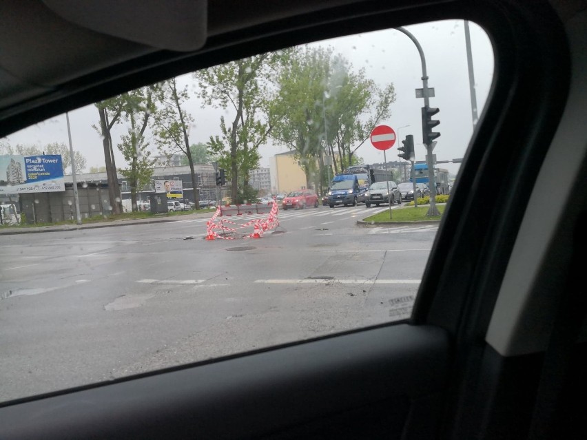 Ogromne korki w Kielcach. Na środku skrzyżowania zapadła się studzienka. Utrudnienia potrwają dłużej [ZDJĘCIA]