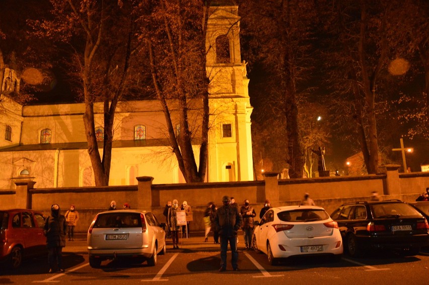 Strajk Kobiet w Tomaszowie. Protestowali w obronie praw kobiet, policja skutecznie uniemożliwiła przejście przez miasto [ZDJĘCIA, FILM] 