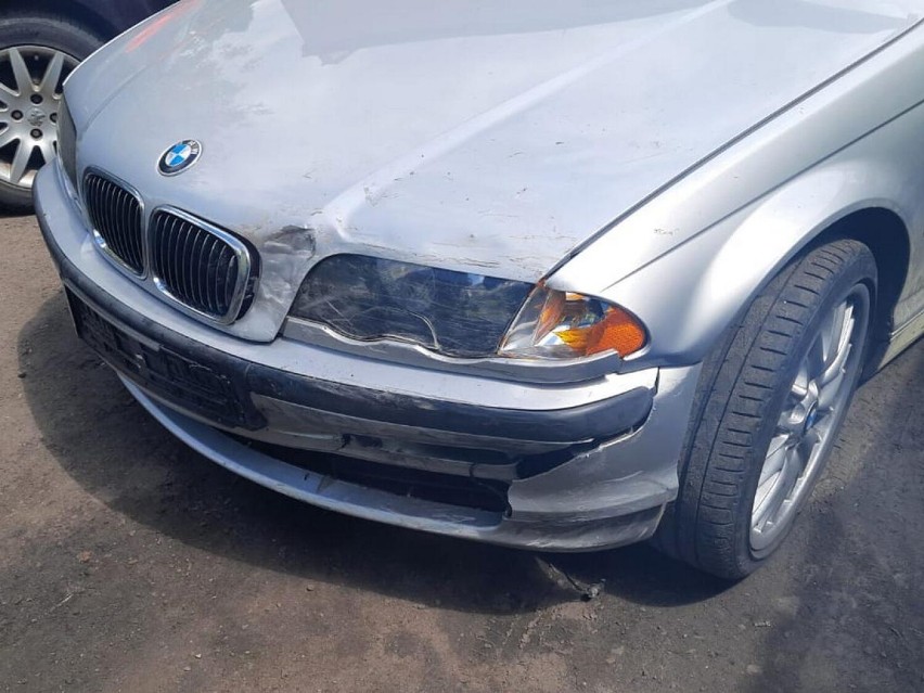 21-latek jadący BMW rozbił zaparkowanego renaulta i odjechał z miejsca zdarzenia w Osięcinach [zdjęcia]