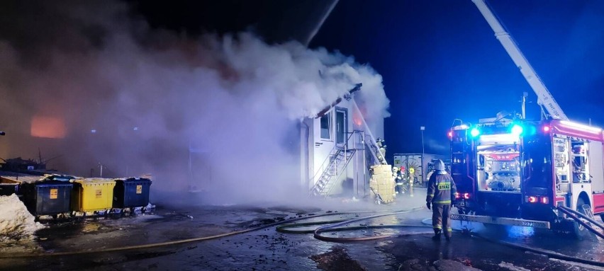 Takiego pożaru dawno w Kartuskiem nie było - płonęła hala warsztatowa w Dzierżążnie