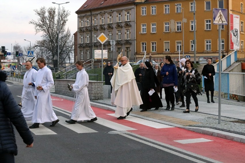 Ksiądz chodzi po parafii z Najświętszym Sakramentem i prosi Boga o łaskę [ZDJĘCIA] 