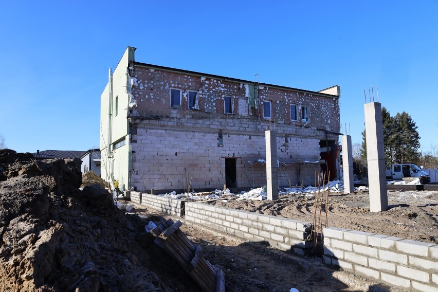 Przebudowa siedziby Samorządowego Ośrodka Kultury w Leśniowicach trwa sprawnie. Zobacz zdjęcia