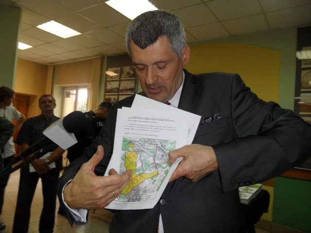 Piotr Kosowicz, prezes KWK, pokazuje dzielnice, pod którymi ma być w Jaworznie wydobywany węgiel