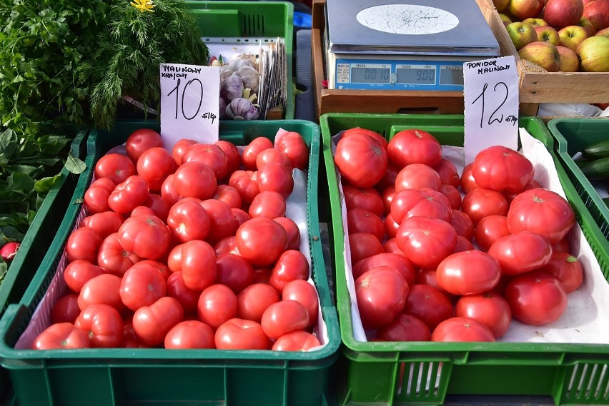Pomidory malinowe, w zależności od wielkości, kosztują: 10...