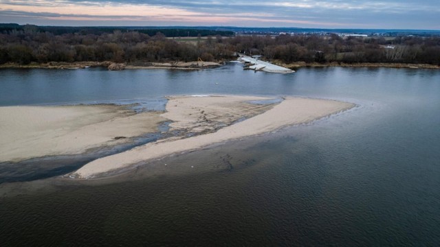 Tak na zdjęciu z drona wyglądał 13 grudnia tor wodny między przyczółkami przeprawy promowej. W tle brzeg w Czarnowie