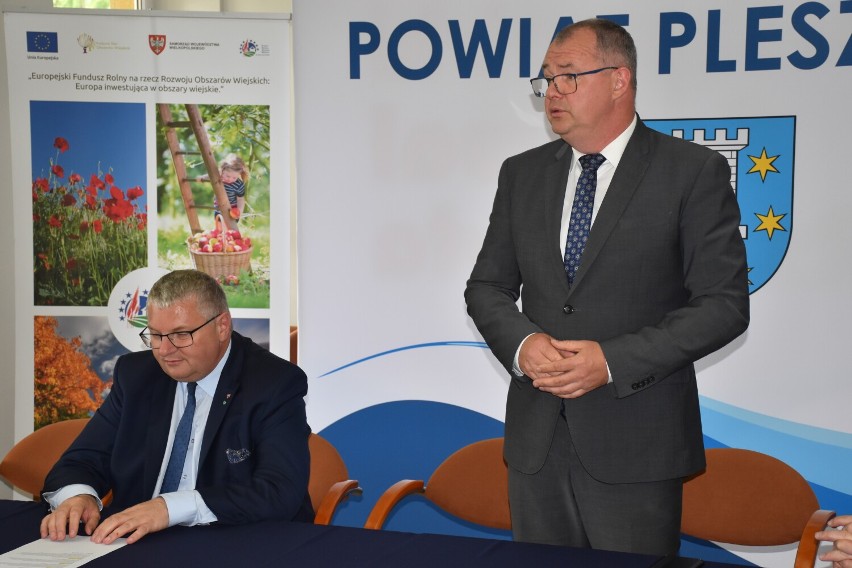 W Pleszewie podpisano umowy na przebudowę trzech dróg....