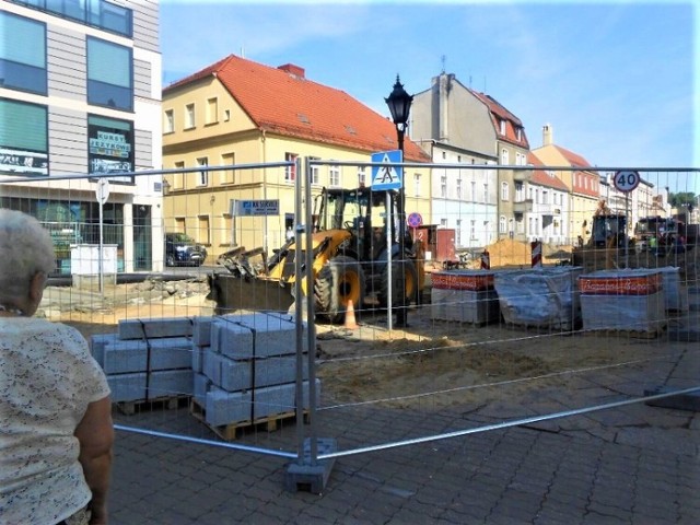 Chociaż ulica Chrobrego położona jest w ścisłym centrum Leszna, to nie zachwyca wielopiętrowymi kamienicami i nie jest handlowym sercem Leszna.