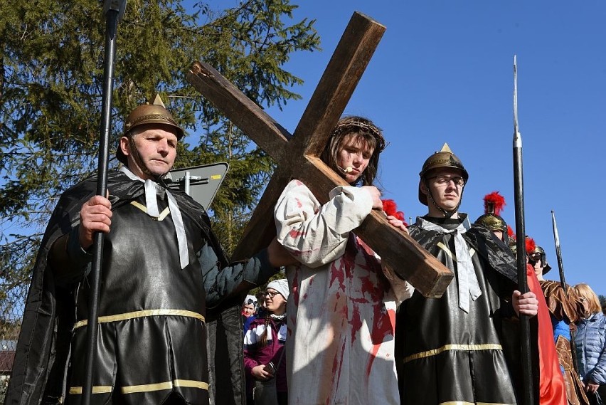 Ponad dwa tysiące osób na Drodze Krzyżowej w Piątkowej [ZDJĘCIA, WIDEO]