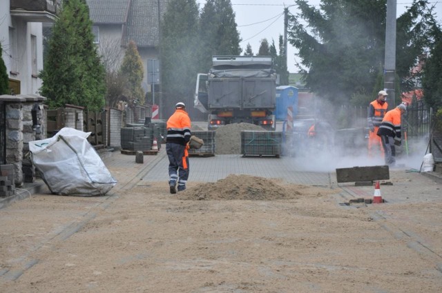 Na ulicy Wiśniowej w Prabutach prace zmierzają ku końcowi. W ramach inwestycji wykonywane są nowe nawierzchnie ulicy i chodników z kostki betonowej, przebudowana została kanalizacja burzowa i wymieniono przyłącza wodociągowe.