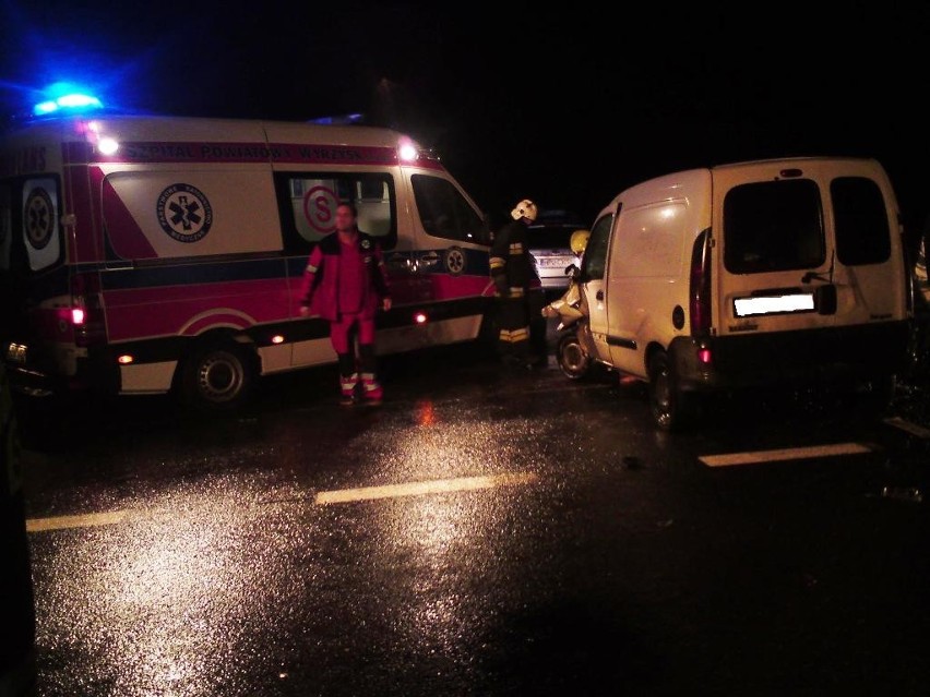 Wypadek na trasie Wyrzysk - Łobżenica. Bus z sześcioma pasażerami zderzył się z renault kangoo