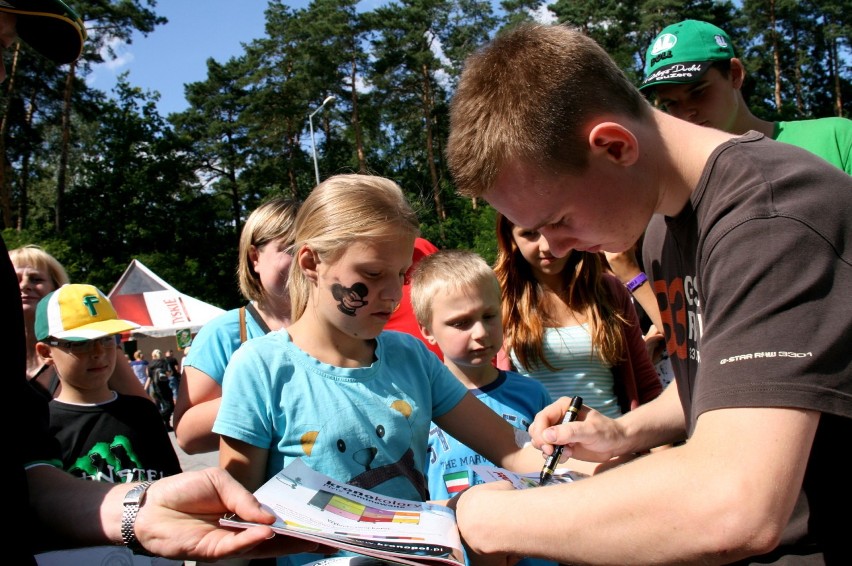 Adam Strzelec składa autograf na programie zawodów...